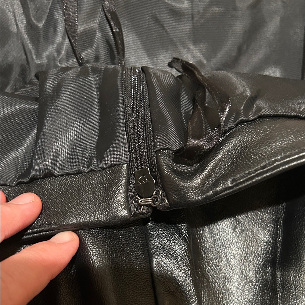 Jaclyn Smith Black leather Skirt - Picture 4 of 4